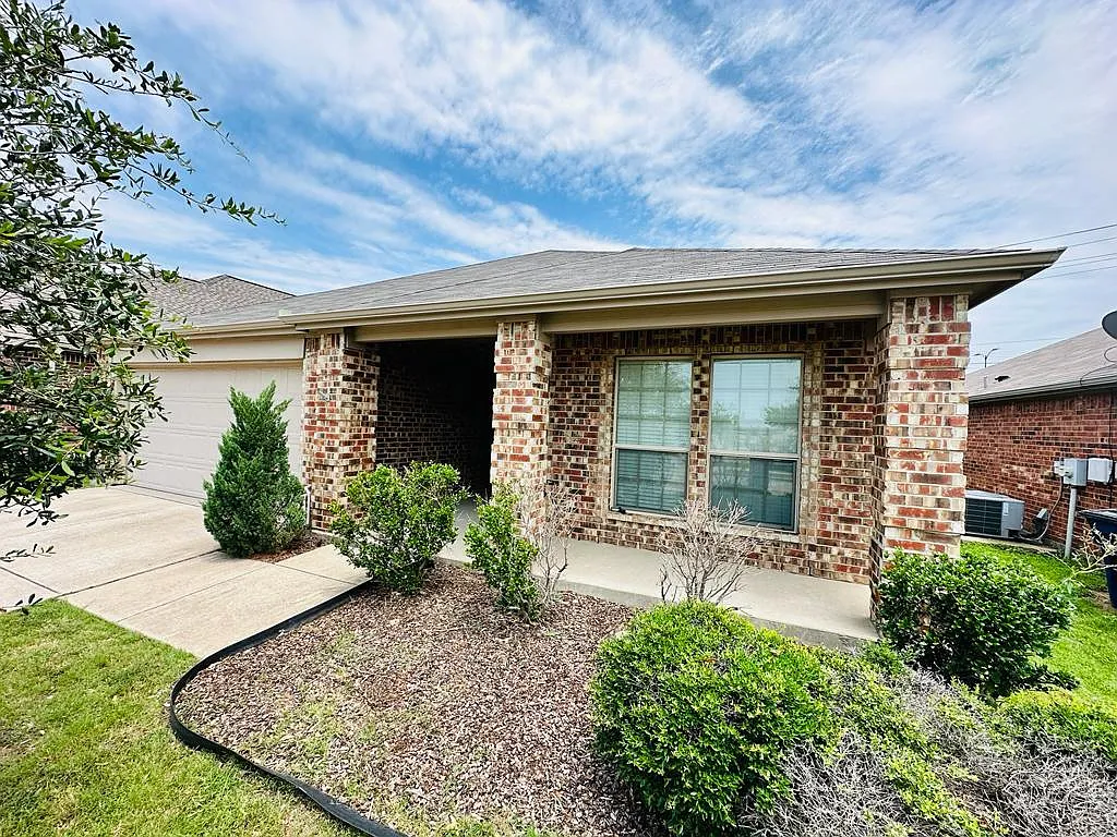 1209 Lone Pine Dr — Photo 2