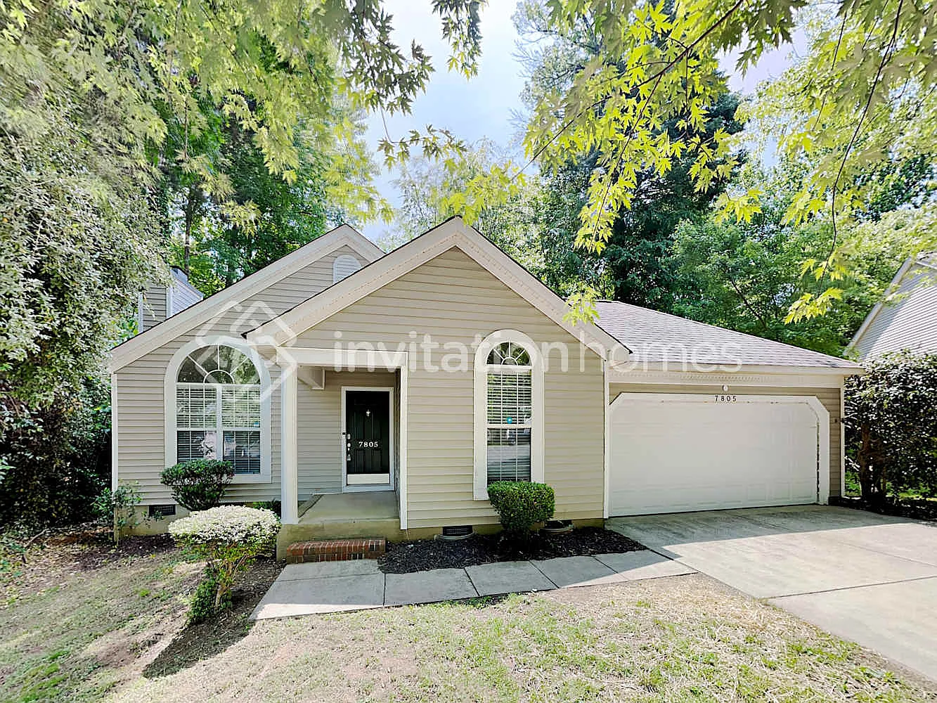 7805 Royce Hall Ln Charlotte, NC 28216 — Photo 1