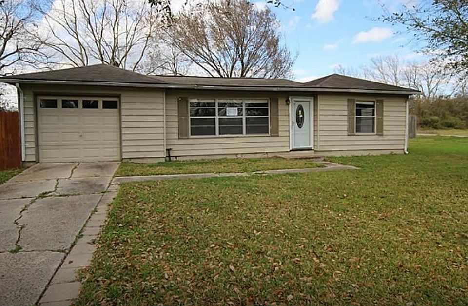 1st image of 300 Greenbriar Dr