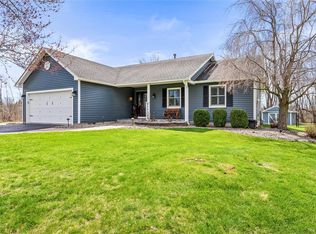 16 Kemp Dr, Macedon, NY 14502