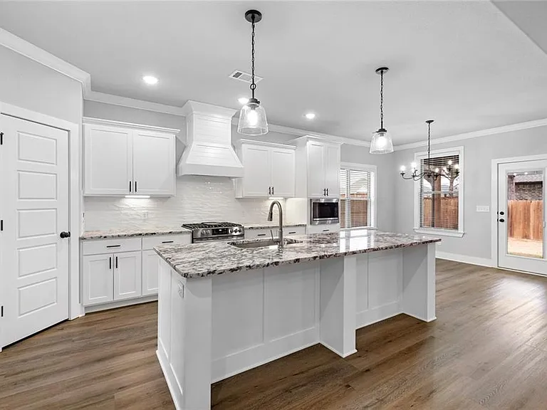 3306 Rosemont Ave — Photo 2