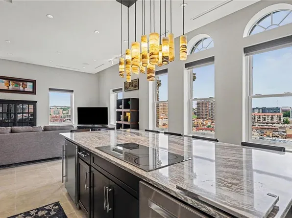 229 Ward Pkwy APT 1001B, Kansas City, MO 64112