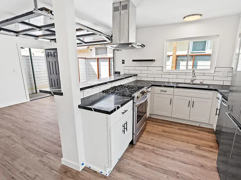2121 Thomas Avenue — Photo 3