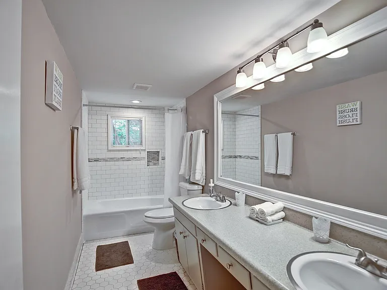2885 Duke Of Gloucester St — Photo 32