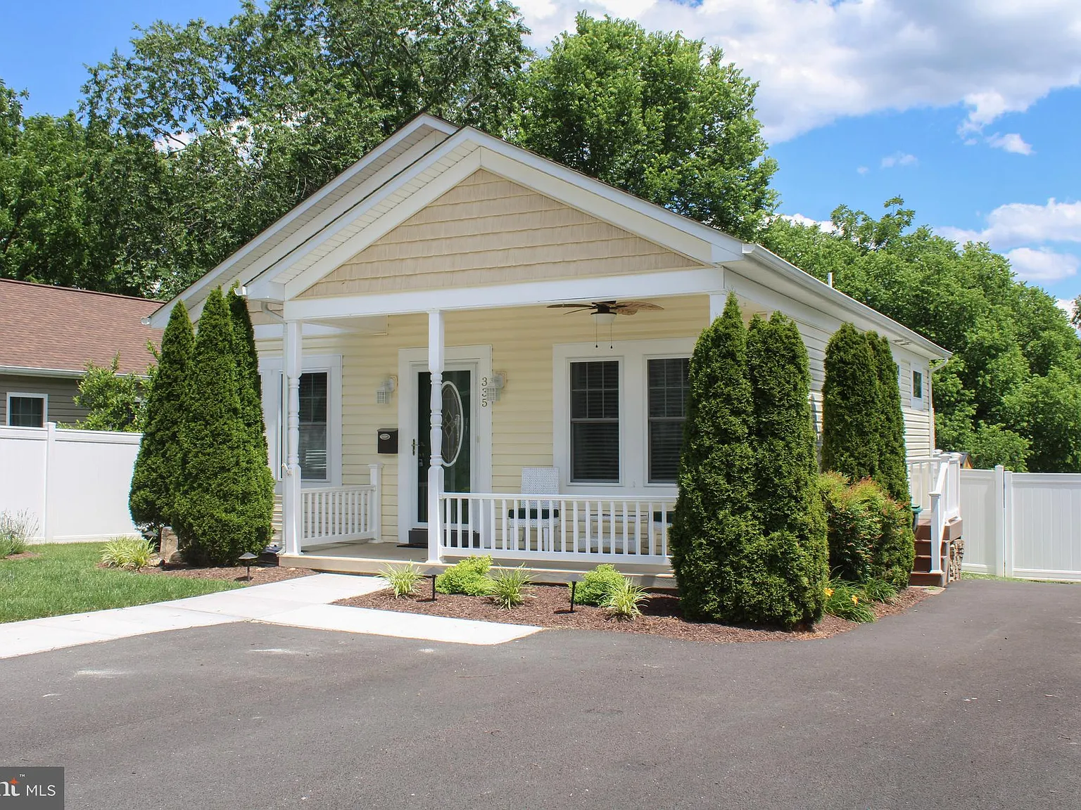 3 bed, 1064 sqft, $1,950 — Photo 2