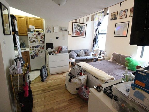 3rd image of 252 W 91st St #26A
