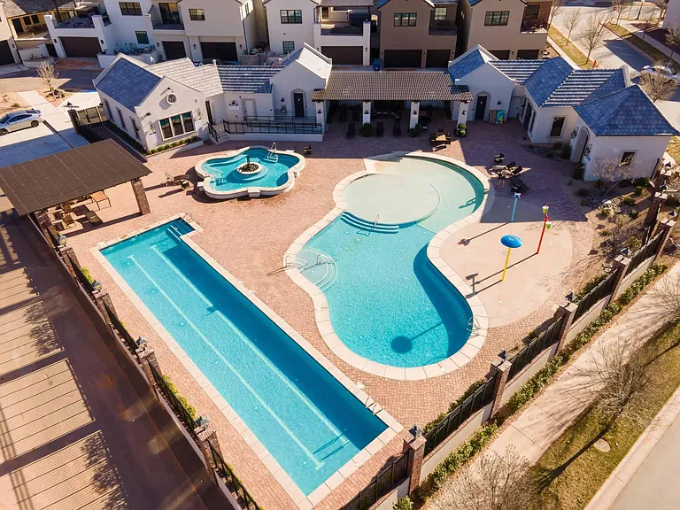 Community pool, hot tub and clubhouse