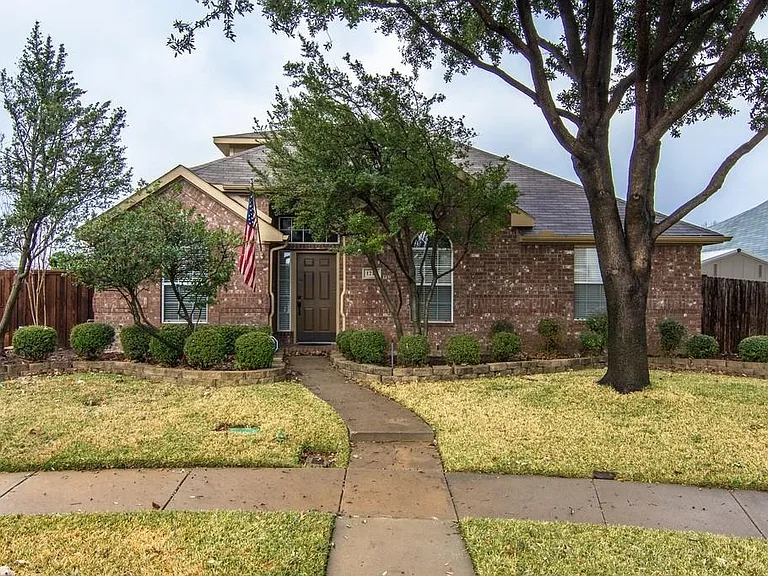 1216 Pleasant Oaks Dr — Photo 1