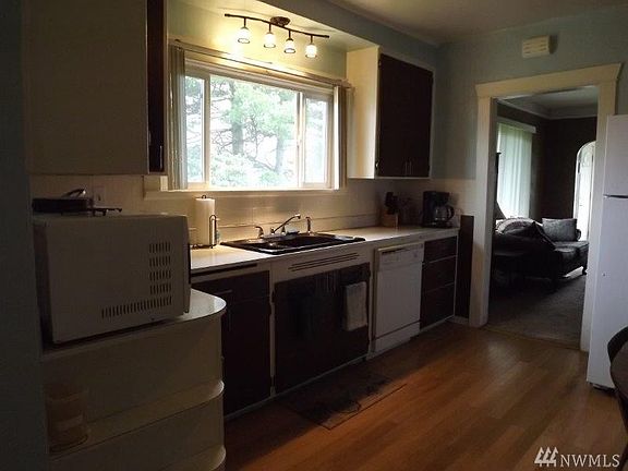 4th image of 2821 Bay Ave