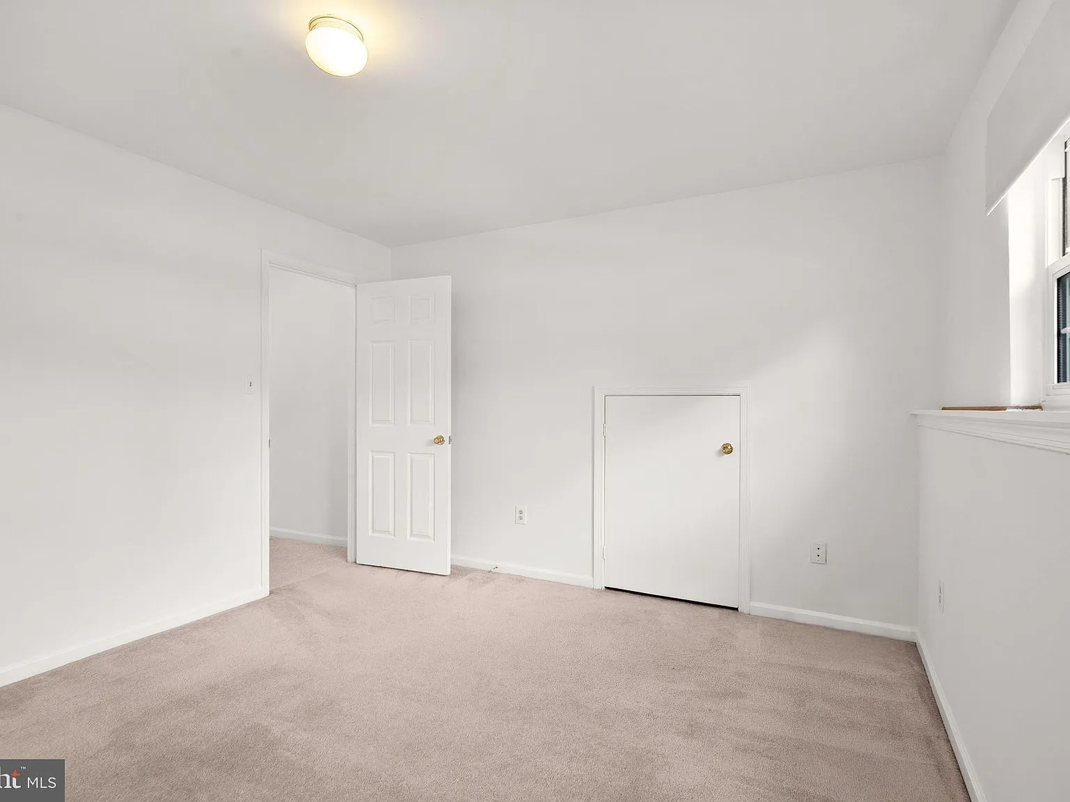 1 bed, 1.0 bath, 1980 sqft, $1,500 — Photo 2