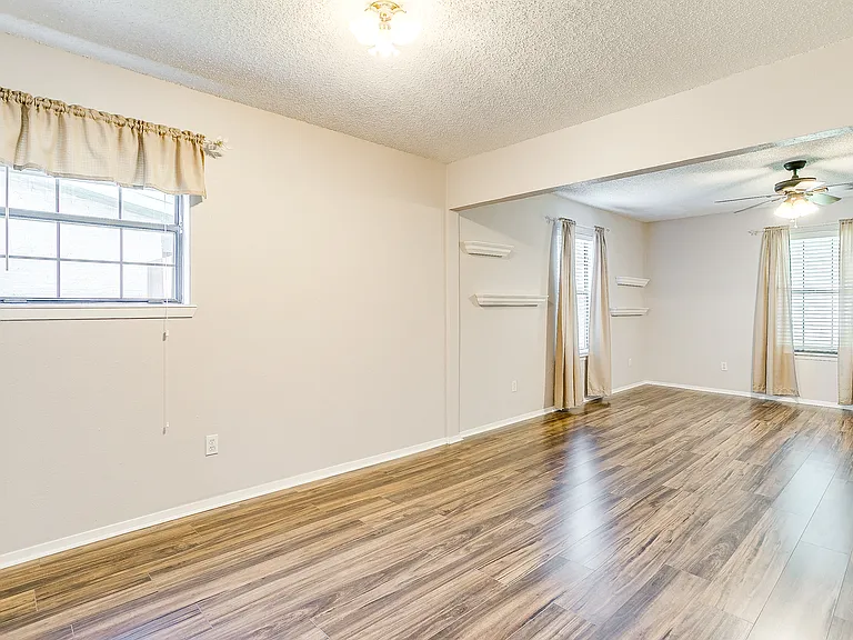 1104 Sproles Dr — Photo 25