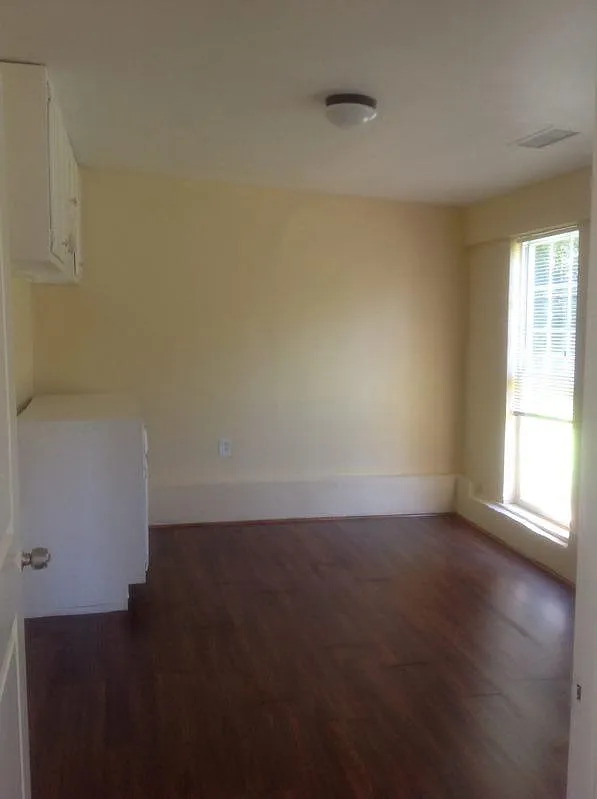 2 bed, 700 sqft, $1,000 — Photo 3
