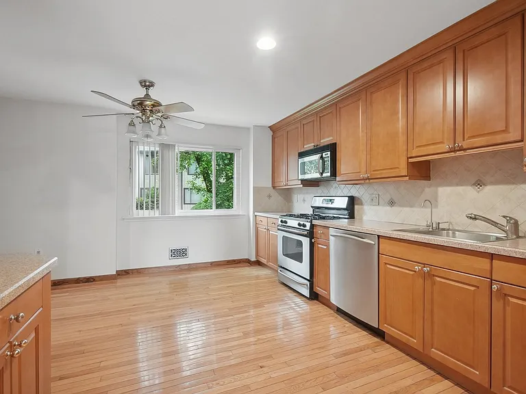 38 Park St #25H — Photo 5