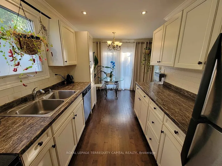 20 Mowat Cres #UPPER — Photo 14