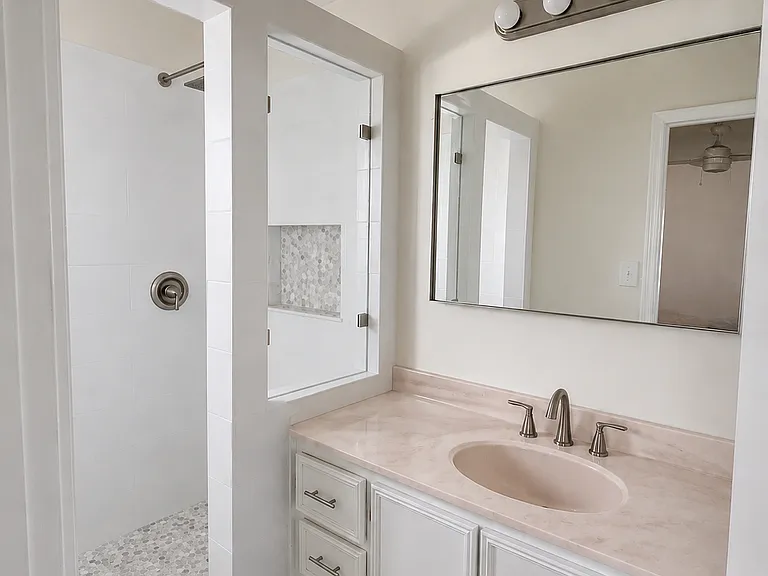 Upstairs ensuite bathroom