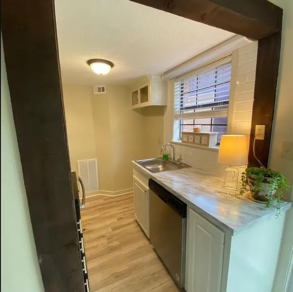 302 Lindale St #B — Photo 6
