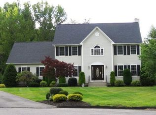 4 Coachlight Dr, Poughkeepsie, NY 12603