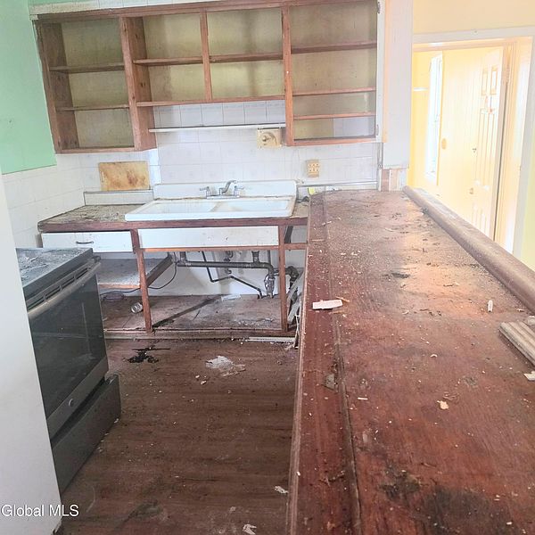 5th image of 844 Albany Street