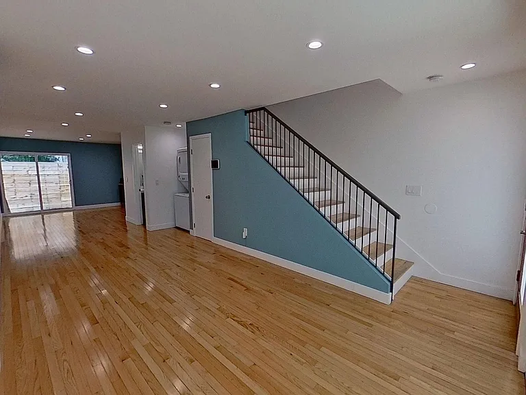 818 N Van Ness — Photo 3