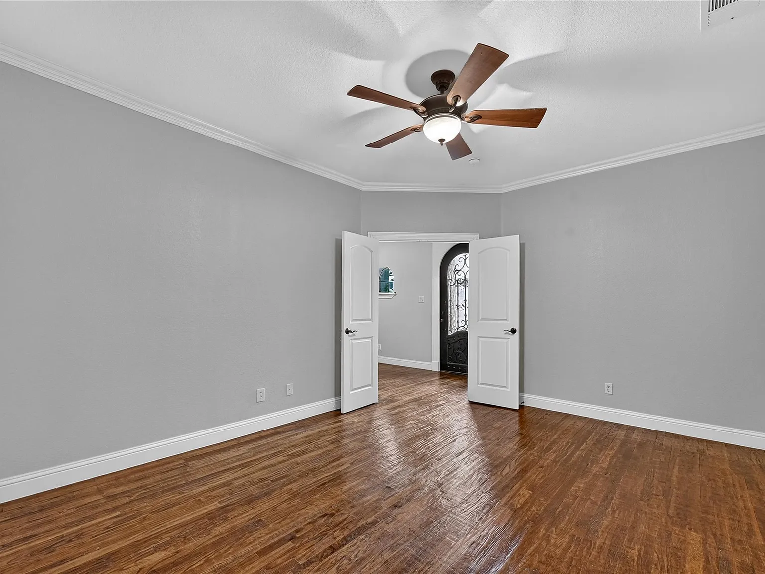 3 bed, 2336 sqft, $3,850 — Photo 2