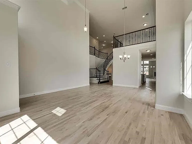 4737 Mulholland Dr — Photo 2