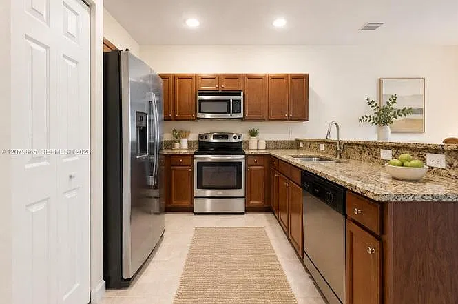 3 bed, 2.5 bath, 1600 sqft, $3,200 — Photo 3