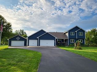 1576 Mark Ct, Shakopee, MN 55379