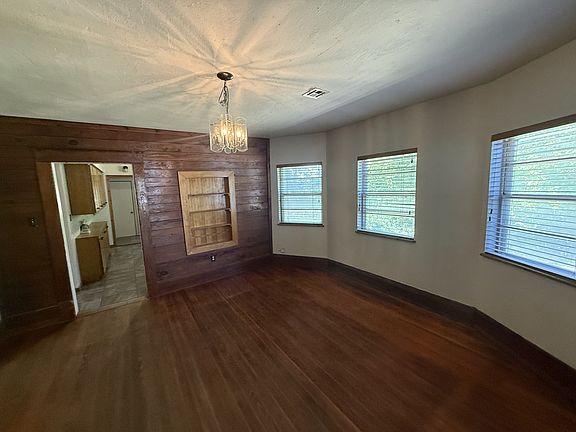 3rd image of 731 E 9th St