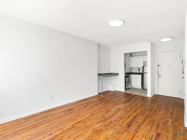 320 W 22nd St #3A — Photo 3