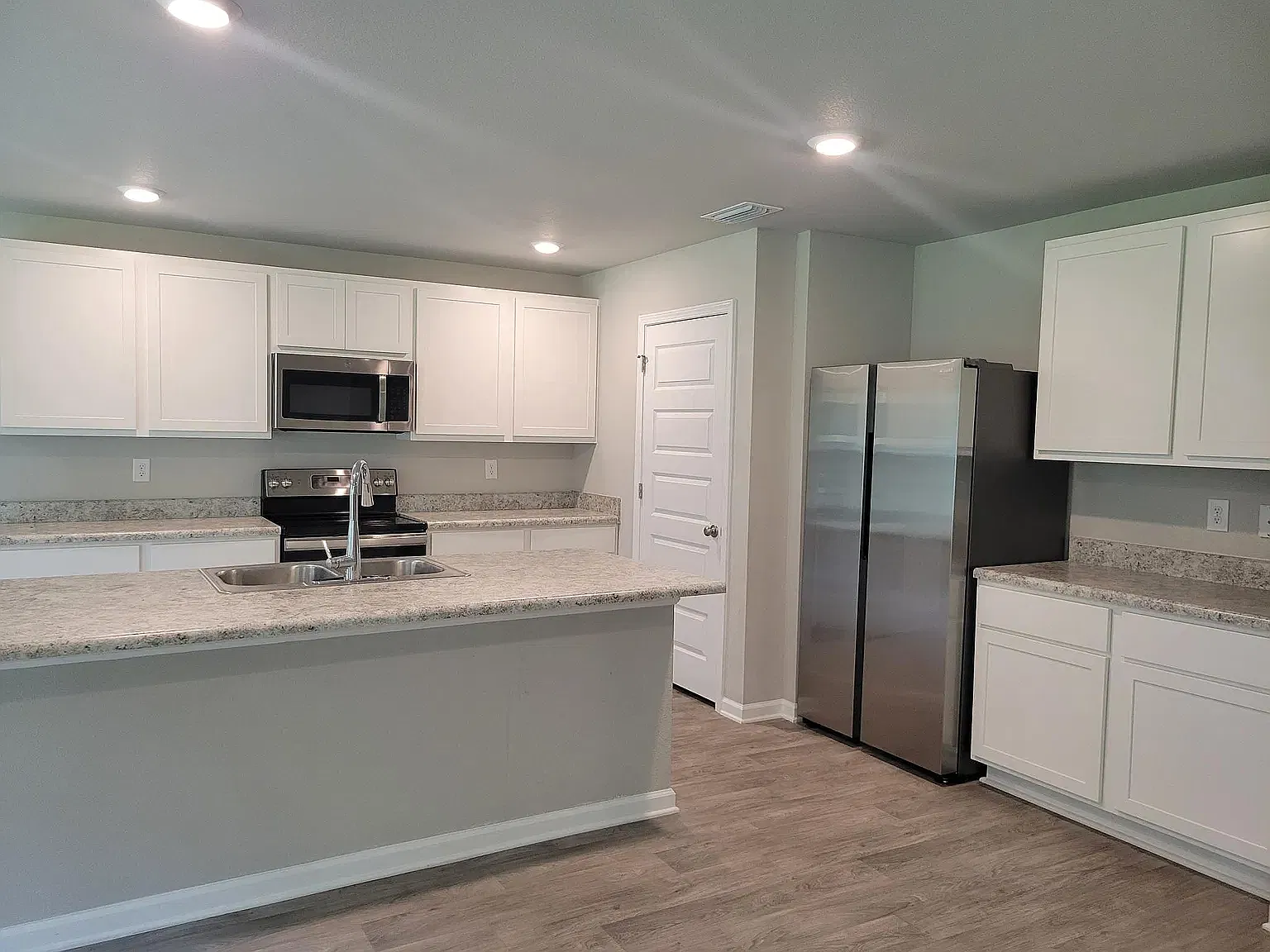 4 bed, 2276 sqft, $2,400 — Photo 2