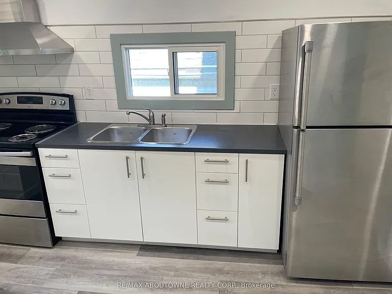 759 Barton St E — Photo 19