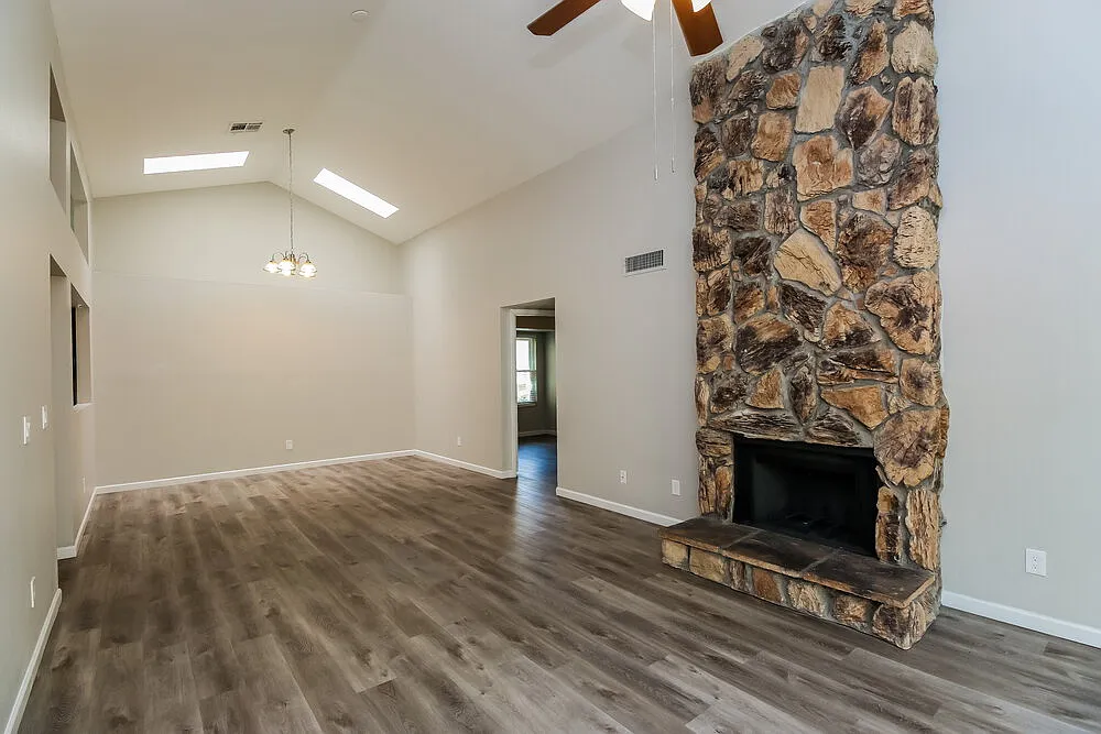 3 bed, 2.0 bath, 1334 sqft, $2,240 — Photo 4
