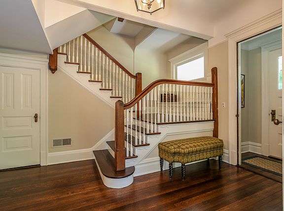 3rd image of 220 Park Ave