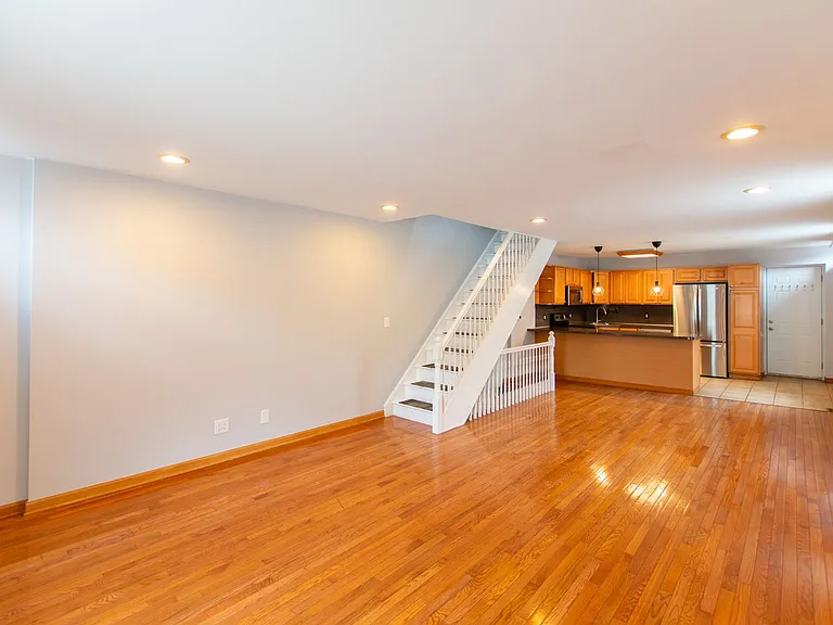 152 Tree St — Photo 2