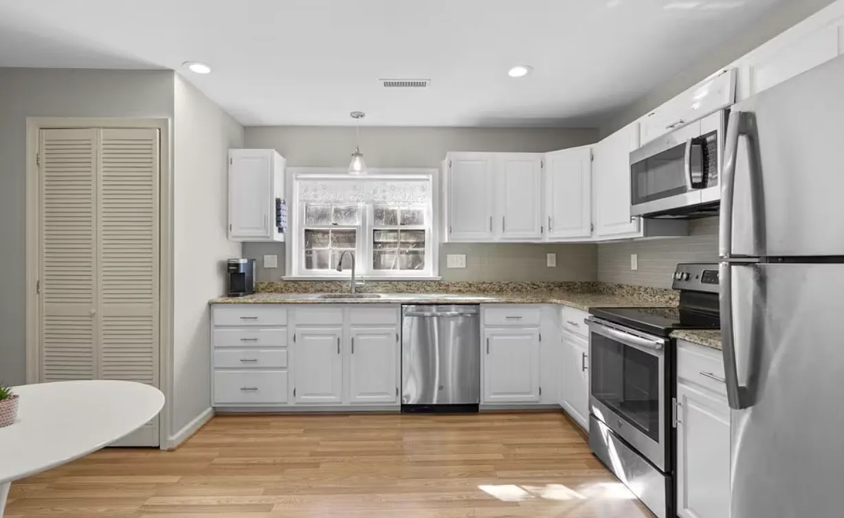 3 bed, 2.5 bath, 1408 sqft, $3,900 — Photo 2