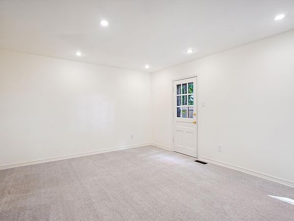 3rd image of 2941 Waterford Ct