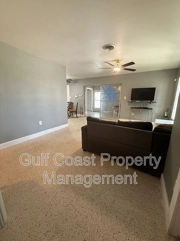 3 bed, 2.0 bath, $1,400 — Photo 4
