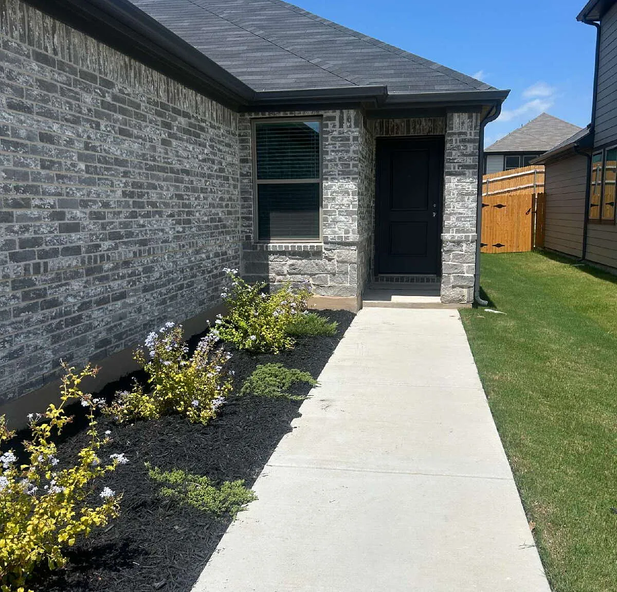 4 bed, 2.0 bath, 1526 sqft, $2,080 — Photo 2