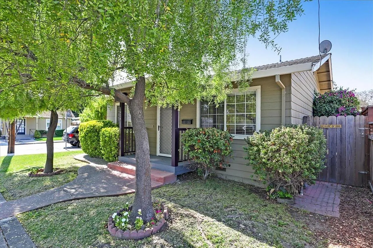 2 bed, 920 sqft, $3,300 — Photo 1