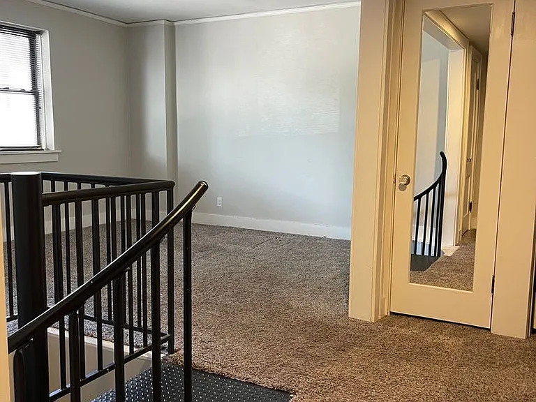 3302 Burt St — Photo 4