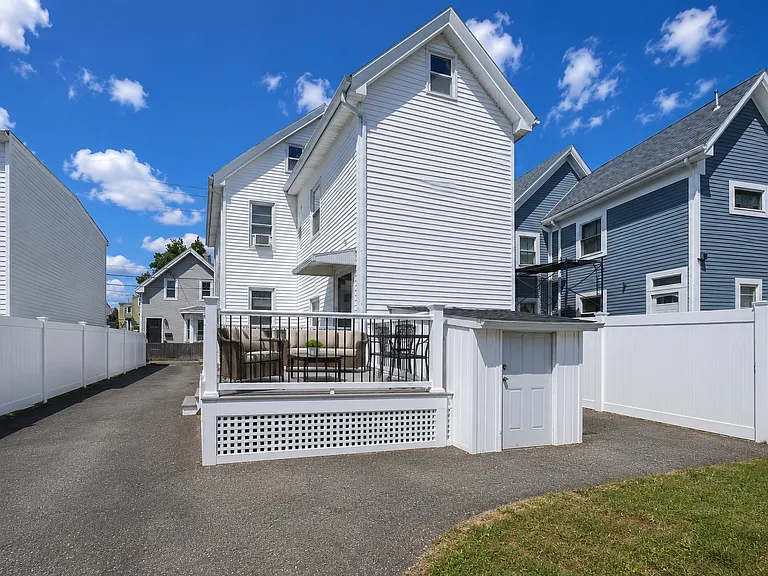 27 Franklin Ave — Photo 18