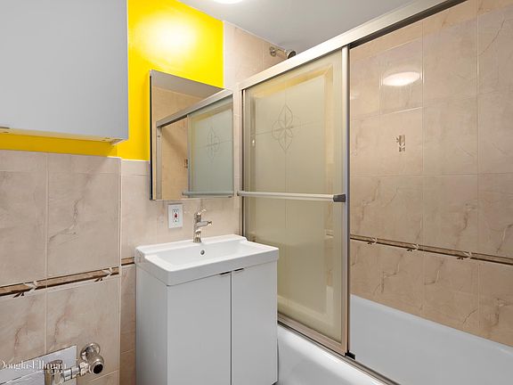 4th image of 25 Tudor City Pl APT 1216