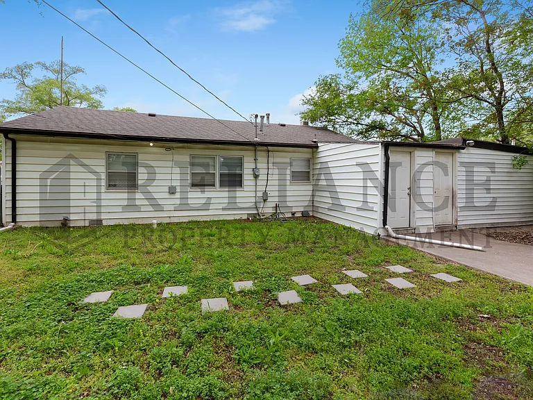 1642 E Denver Dr — Photo 2