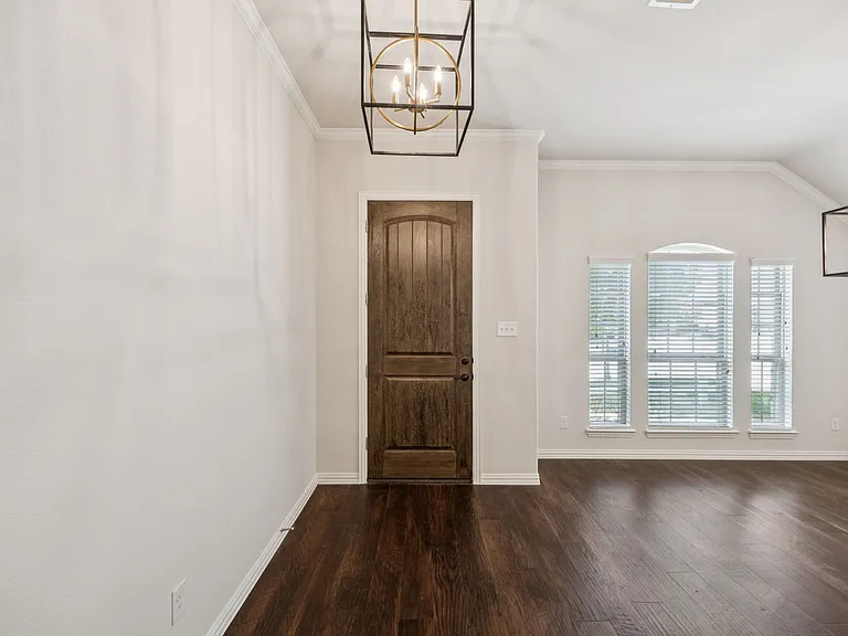 2317 Houston Dr — Photo 4