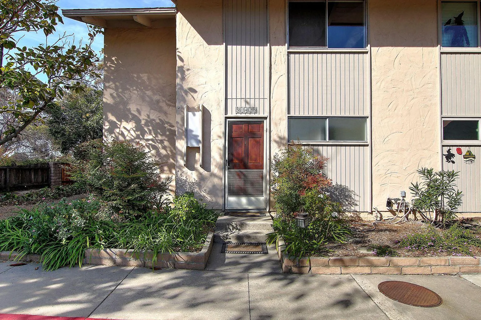 5142 Calle Real — Photo 1