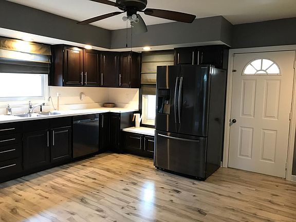 Newly remodeled eat-in kitchen