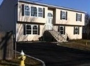 384 40th St, Lindenhurst, NY 11757