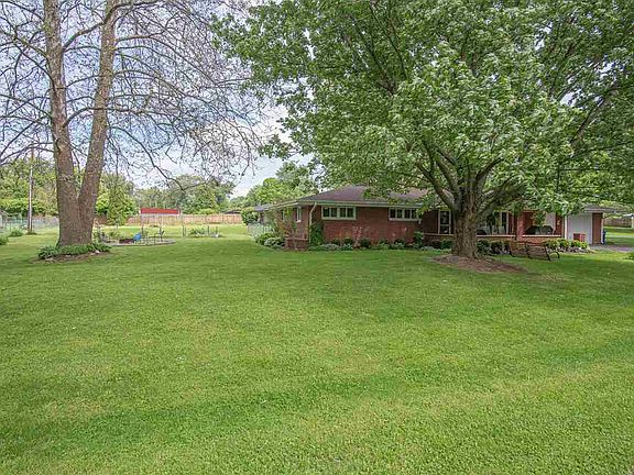 3rd image of 2931 Maze Ave