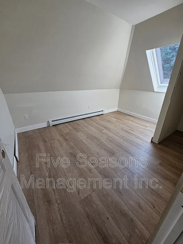 3 bed, 1.0 bath, 1200 sqft, $3,000 — Photo 4