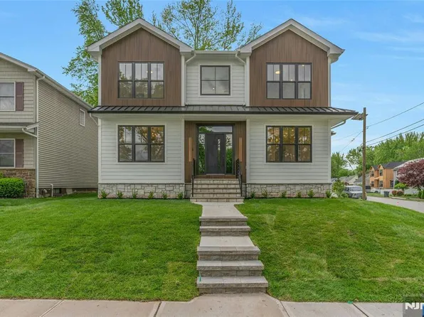 22 Glenwood Dr N, Bergenfield, NJ 07621